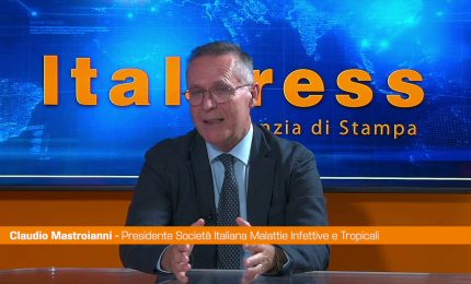 Quarta dose, bisogna farla? Simit: "Bisogna assolutamente vaccinarsi"