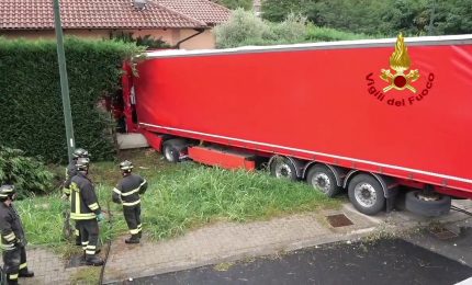 Tir finisce nel giardino di una villa nel torinese, nessun ferito