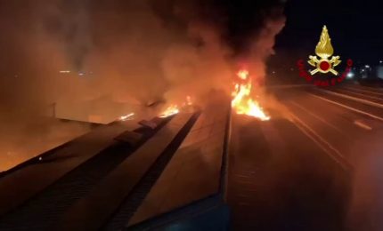 Prato, incendio in un&rsquo;azienda tessile