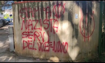 Scritte "no vax" davanti la sede dell'Ordine dei giornalisti a Palermo
