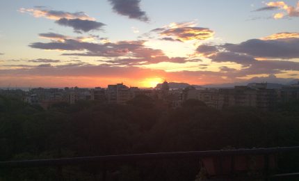 Buon giorno a tutti con l'alba di Palermo (e il buio di via Dante la sera)