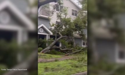 Uragano in Florida, un semaforo vola via spinto dal vento