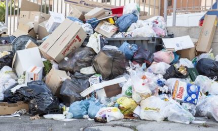 A Palermo i bambini che vanno a scuola pensano che la munnizza che calpestano prima di entrare in classe sia la normalità...