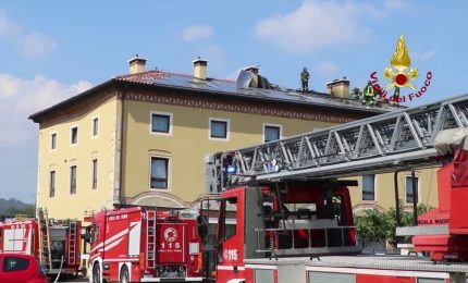 A fuoco pannelli fotovoltaici sul tetto di in un hotel nel vicentino