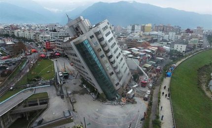 Terribile terremoto a Taiwan con crollo di ponti e strade e palazzi letteralmente piegati o accartocciati (VIDEO)