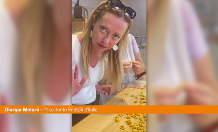 Meloni a lezione di tortellini a Bologna