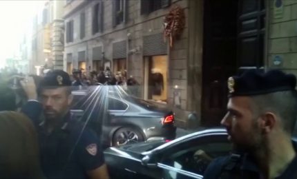 L'auto di Berlusconi lascia la sede di Fdi dopo l'incontro con Meloni