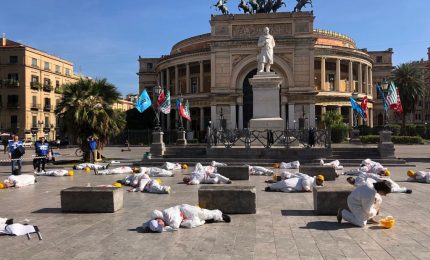 A Palermo il flash mob dei sindacati &ldquo;Basta morti sul lavoro&rdquo;