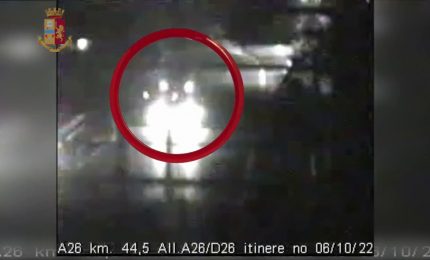 Alessandria, paura sull'A26 per un tir contromano