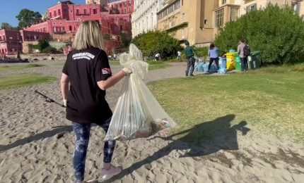 Napoli, giovani e volontari ripuliscono la spiaggia di Posillipo