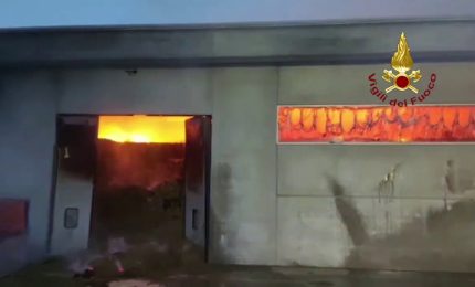 Incendio in un deposito di paglia e fieno nel pavese