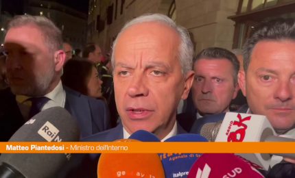 Migranti, Piantedosi "Ci stiamo comportando con umanit&agrave; e fermezza"