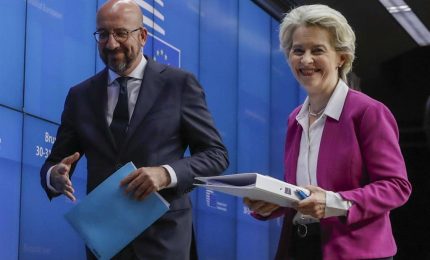 Grazie all'embargo Ue la Russia vende petrolio in tutto il mondo! Mentre l'Europa acquista gas liquefatto russo... E le sanzioni?