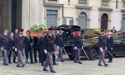 Funerali di Stato di Maroni, arrivo del feretro tra gli applausi