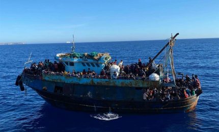 Perché trasferire da Lampedusa i migranti con le navi di linea e non con le navi della marina Militare?/ MATTINALE 832