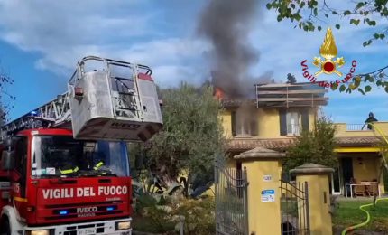 Vigili del fuoco spengono incendio tetto abitazione nel forlivese