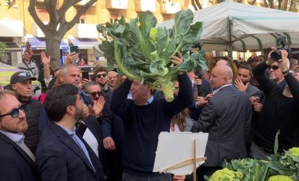 Conte alza al cielo un cavolfiore: "Ecco la nostra coppa del mondo"