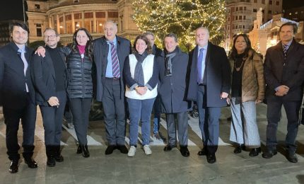 Natale a Palermo, Lagalla accende l&rsquo;albero in piazza Politeama &ldquo;Sobriet&agrave; e ripartenza&rdquo;
