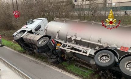 Autocisterna carica di soda caustica si ribalta nel lodigiano
