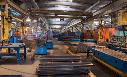 La produzione industriale arretra ancora