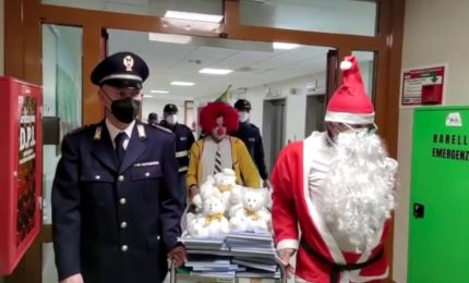 Polizia consegna doni Natale ai bimbi dell'ospedale Sant'Andrea a Roma