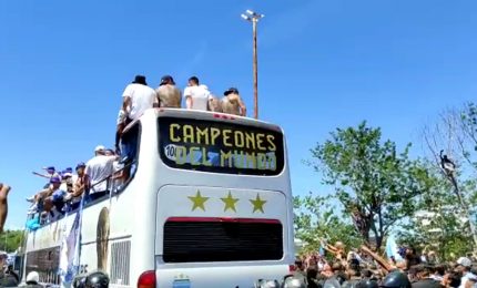 Tifosi argentini in delirio al passaggio del pullman della Seleccion