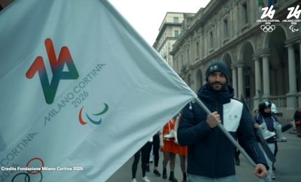 A Milano sfilano le bandiere olimpiche di Parigi e Milano-Cortina