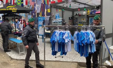 Napoli, centinaia di articoli sequestrati sotto murales di Maradona