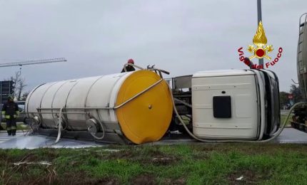 Montanaso Lombardo, si ribalta cisterna. Latte invade la carreggiata