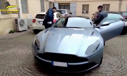 Reggio Emilia, truffa da 1 milione, sequestrate 4 auto di lusso