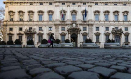 La Consulta rimette nelle mani della politica il vaccino anti-Covid pasticciato mentre l'Occidente affonda in Ucraina/ MATTINALE 877