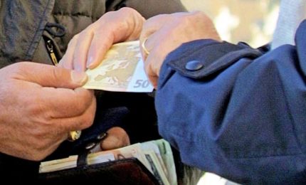 La lotta al contante serve a fare arricchire le banche, a fare fallire il piccolo commercio e a controllare le nostre vite