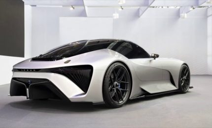 Lexus reinventa la guida in elettrico