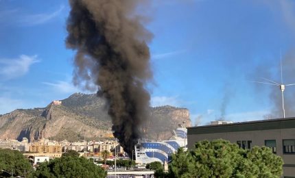 Incendio sul traghetto Palermo-Napoli, rogo non ancora spento