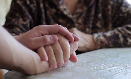 Nuovo contratto colf, baby-sitter e badanti, scattano gli aumenti