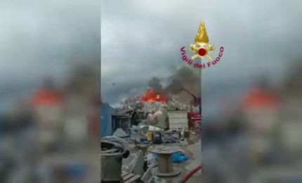 Violento incendio in una discarica di rifiuti urbani a Modugno