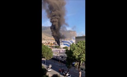 Incendio sul traghetto Palermo-Napoli, non ancora spento il rogo
