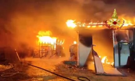 In fiamme un capannone agricolo in provincia di Venezia