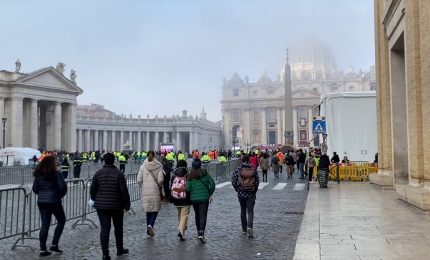 Addio a Benedetto XVI, i fedeli "Ha cambiato le sorti della Chiesa"
