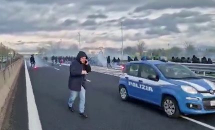 Scontri tra tifosi in autostrada, arrestate 4 persone