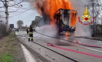A fuoco autoarticolato carico di bancali in legno