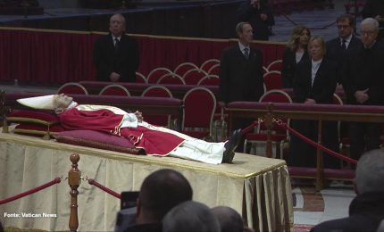 L'omaggio di Giorgia Meloni a Benedetto XVI, le immagini