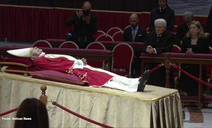 L'omaggio di Sergio Mattarella a Benedetto XVI, le immagini