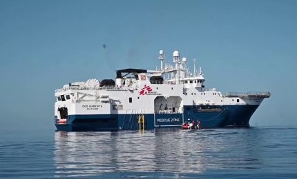 La Geo Barents arriva al porto di Ancona, 73 i migranti a bordo