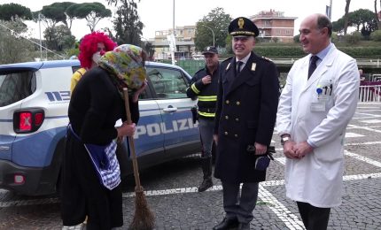 Poliziotta "befana" per i bambini del Policlinico Gemelli di Roma
