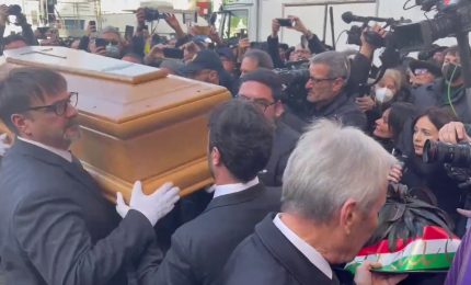 Lollobrigida, applauso per arrivo feretro nella Chiesa degli Artisti