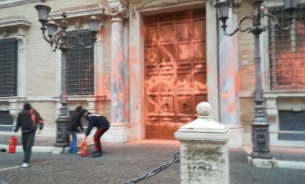 Ambientalisti lanciano vernice arancione su facciata di Palazzo Madama
