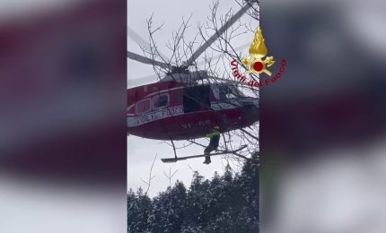 Intervento in elicottero per salvare automobilisti in fondo a scarpata