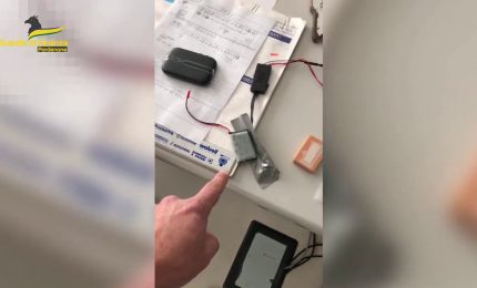 Supera quiz per patente con microcamera e auricolare