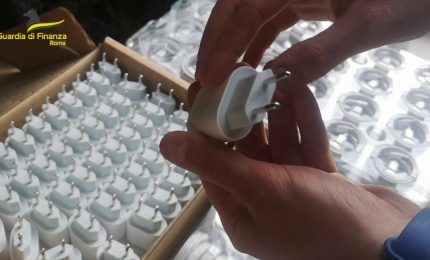 Un milione di articoli di telefonia contraffatti, maxisequestro a Roma